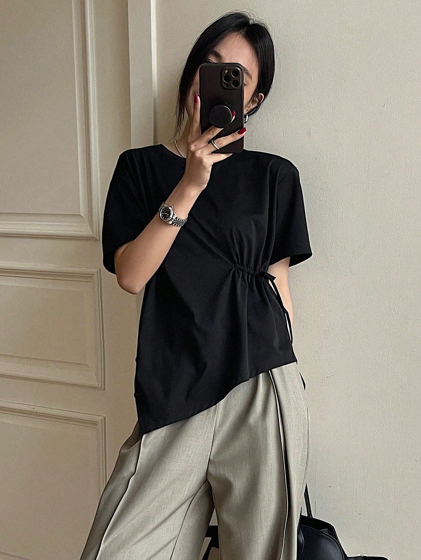 قميص صيفي نسائي برقبة دائرية و تفاصيل ربط جانبية بلون سادة