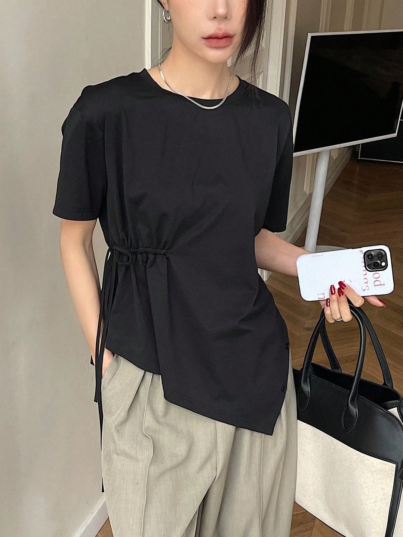 قميص صيفي نسائي برقبة دائرية و تفاصيل ربط جانبية بلون سادة