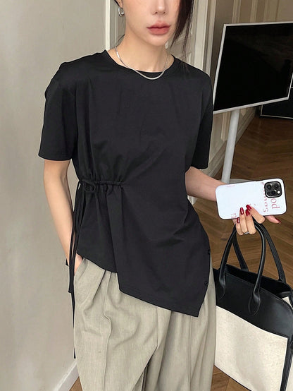 قميص صيفي نسائي برقبة دائرية و تفاصيل ربط جانبية بلون سادة