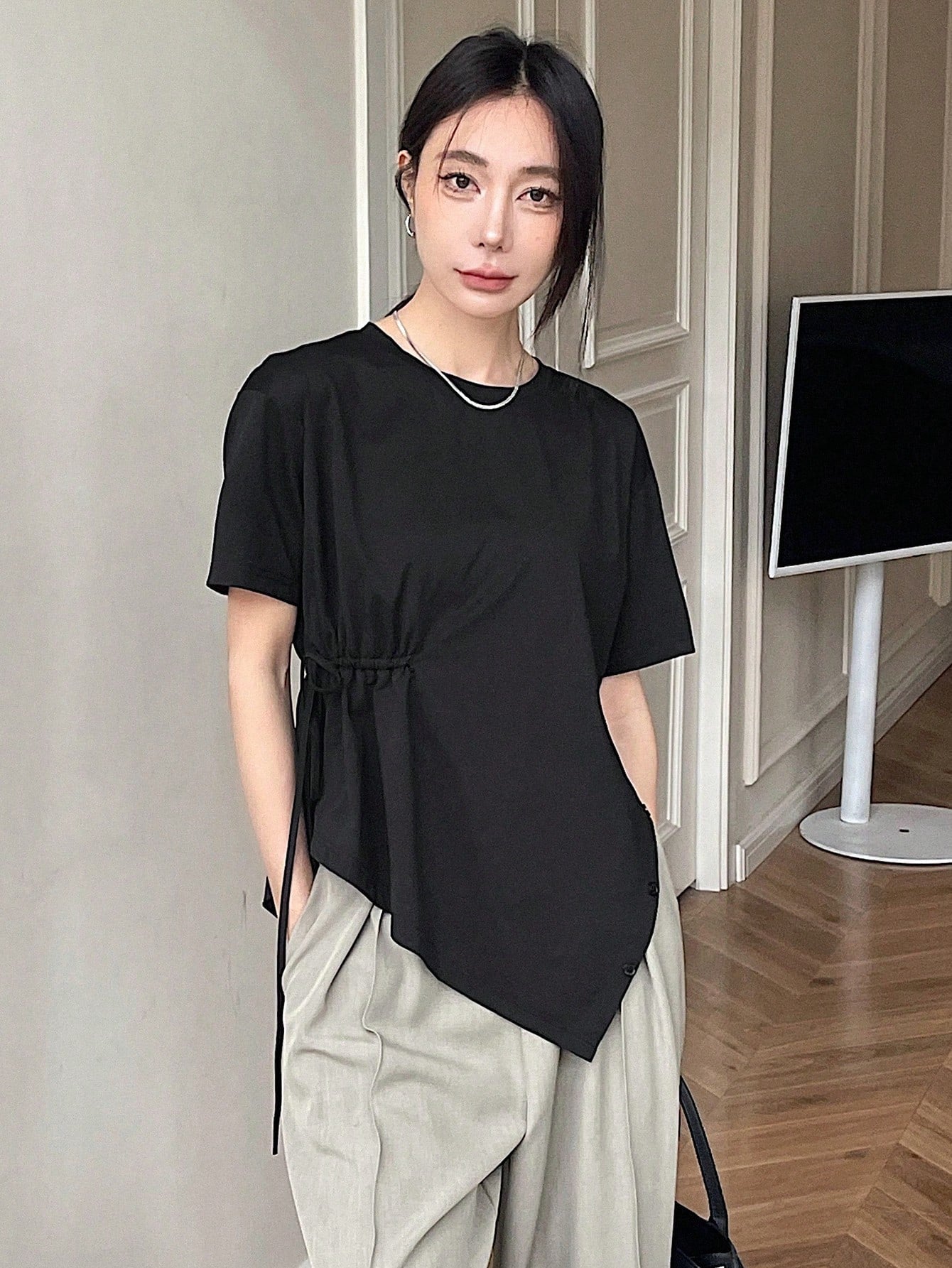 قميص صيفي نسائي برقبة دائرية و تفاصيل ربط جانبية بلون سادة