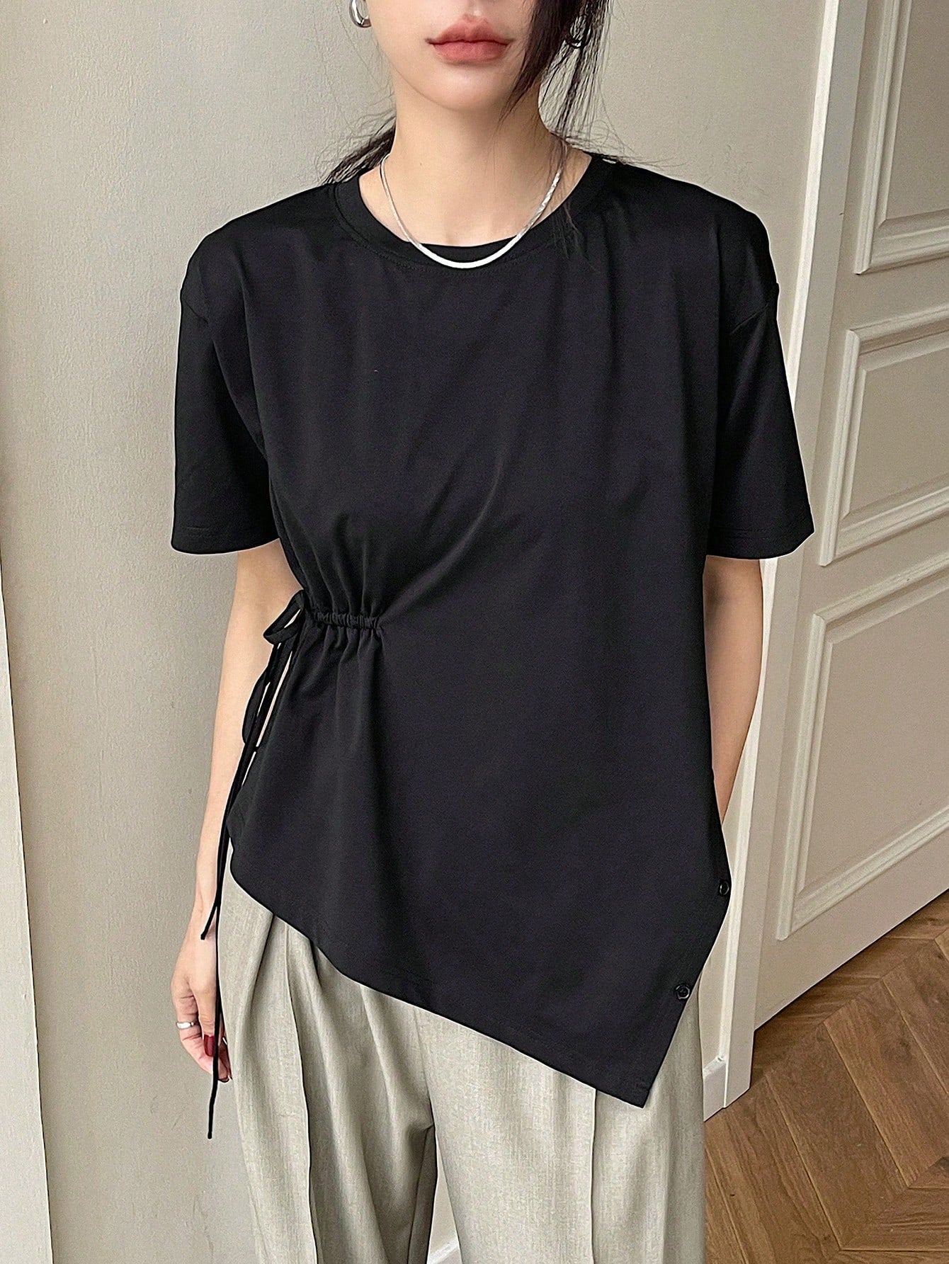 قميص صيفي نسائي برقبة دائرية و تفاصيل ربط جانبية بلون سادة