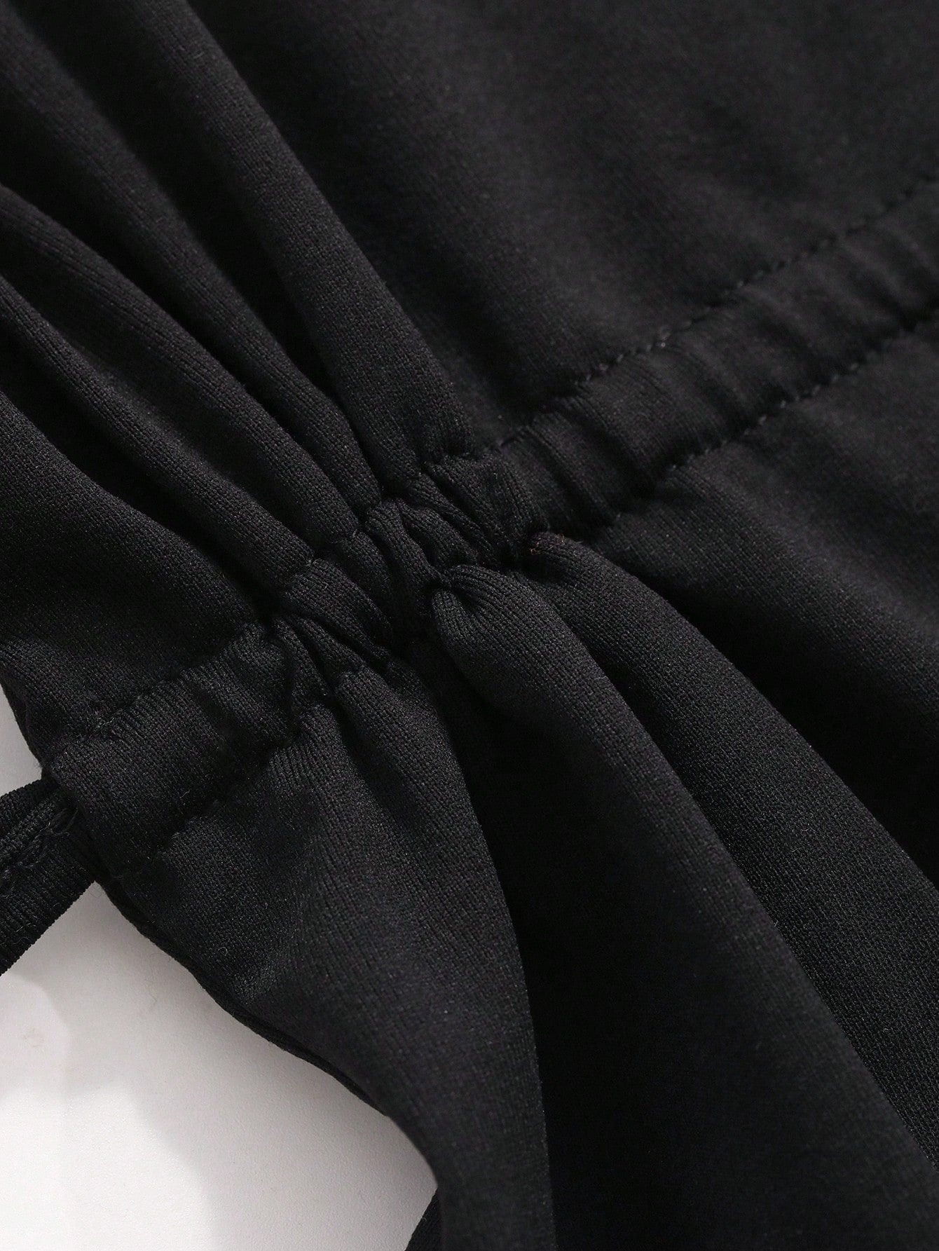 قميص صيفي نسائي برقبة دائرية و تفاصيل ربط جانبية بلون سادة