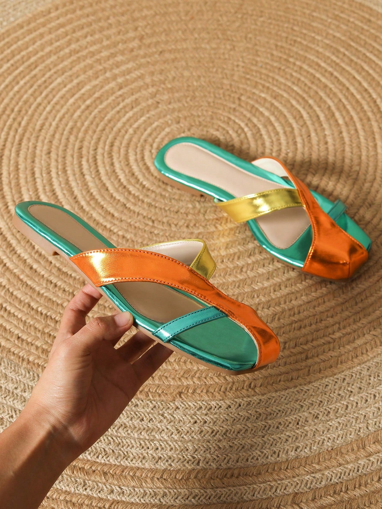 حذاء بدون كعب مسطح مسامي مناسب للنساء للإستخدام الخارجي مانع للإنزلاق صيفي مزين بثلاثة ألوان، إكسسوارات ساندال وشبشب نسائي مربعة الأصابع و محفور عليها نمط جلد الثعبان