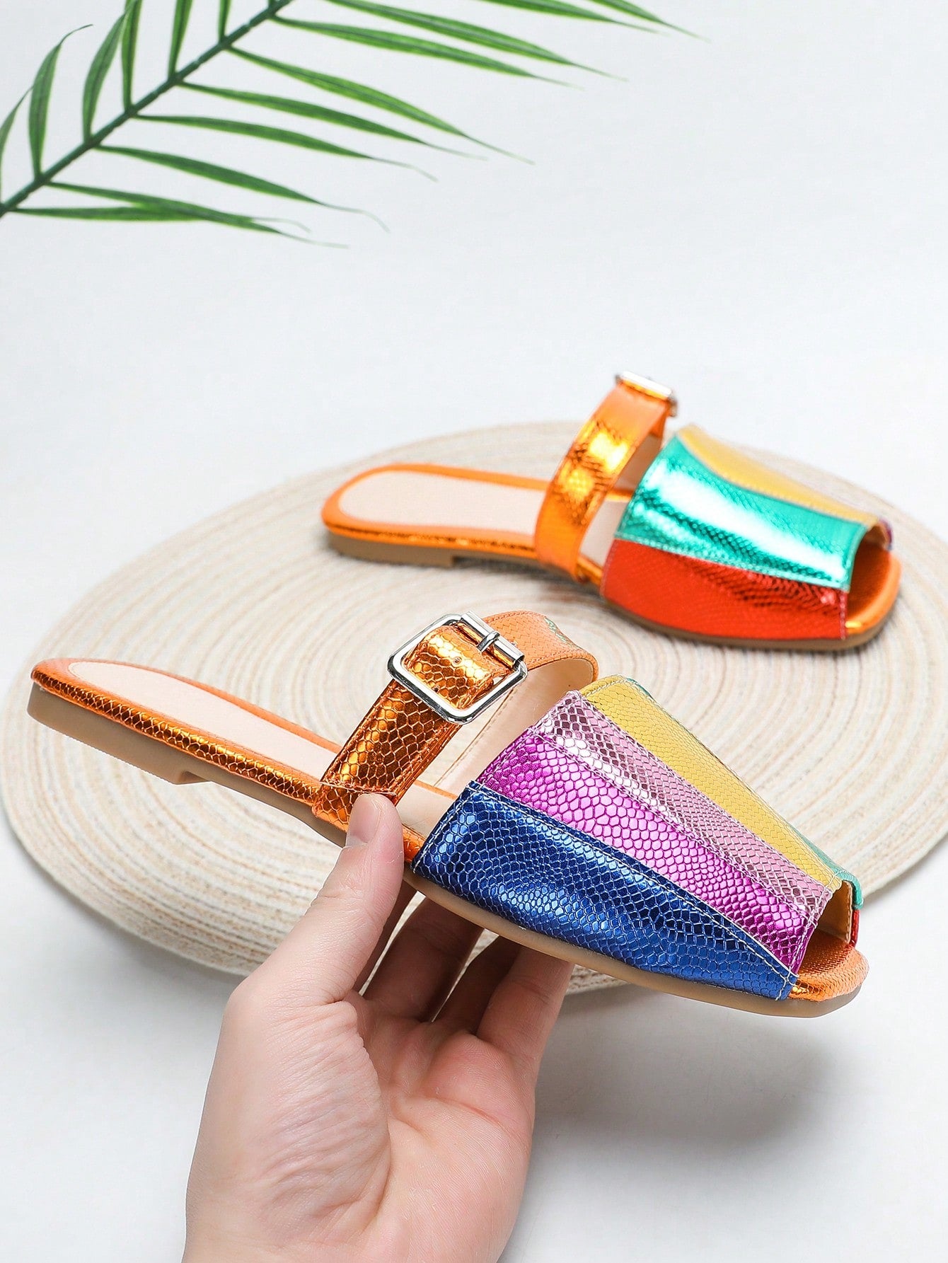 صنادل نسائية مسطحة بعدة أشرطة مناسبة لفصل الصيف، تزيينات للعطلة، مضادة للانزلاق، أنيقة، عارضة ومتعددة الاستخدامات