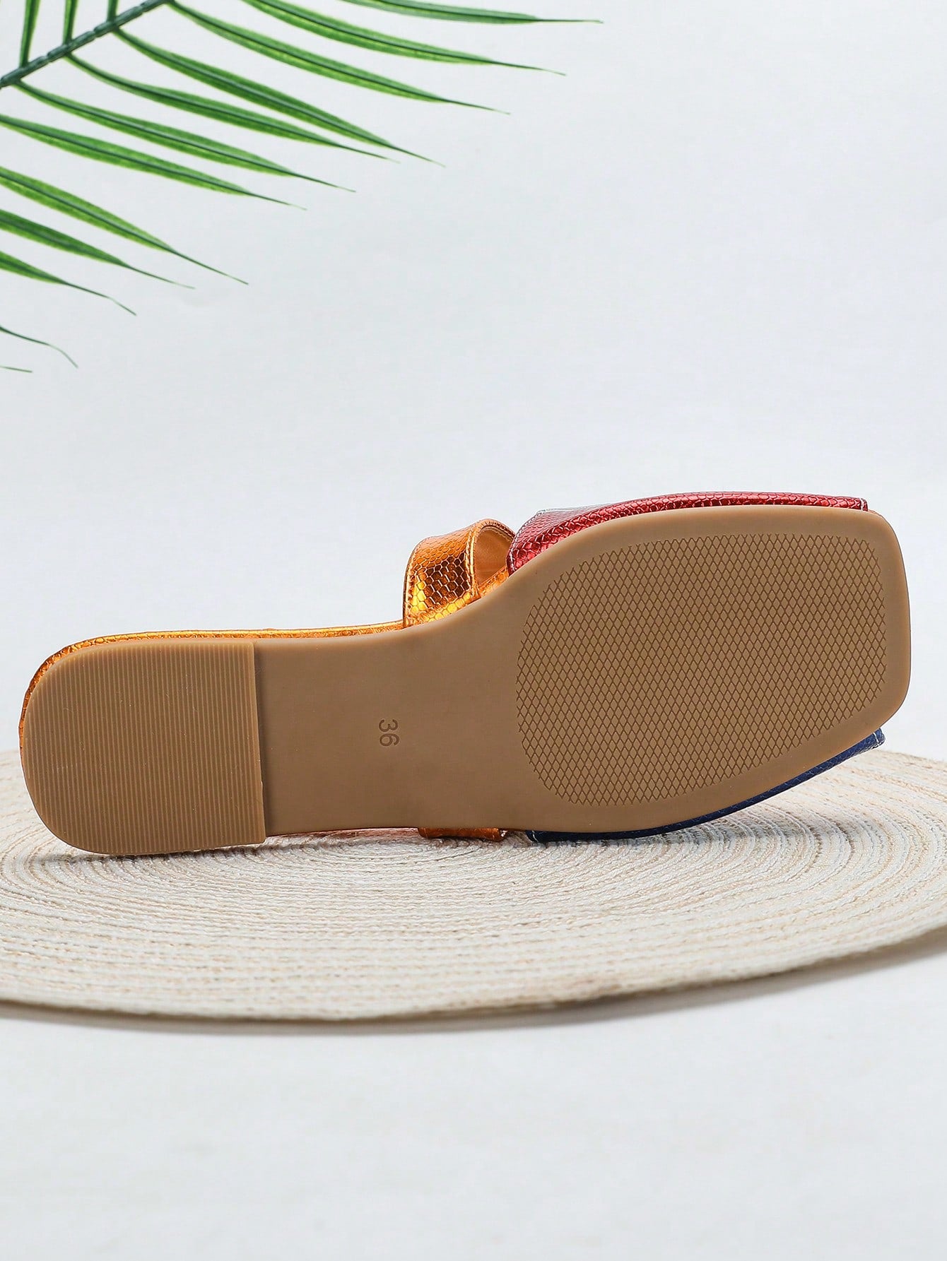 صنادل نسائية مسطحة بعدة أشرطة مناسبة لفصل الصيف، تزيينات للعطلة، مضادة للانزلاق، أنيقة، عارضة ومتعددة الاستخدامات