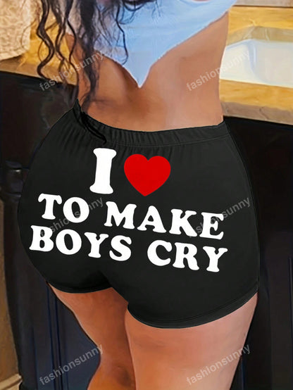 شورت قصير ضيق مناسب مطبوع عليه شعار القلب