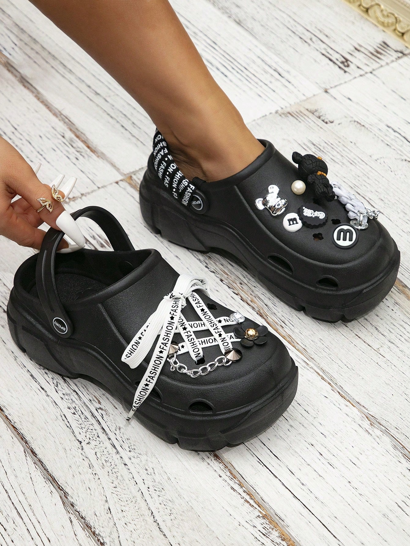 حذاء رملي عالي الكعب للنساء مع شريط ربط الحذاء المزين بجزء سلسلة قابل للإزالة ومشبك ديكوري ودب ألماس كرتوني قابل للتطريز،