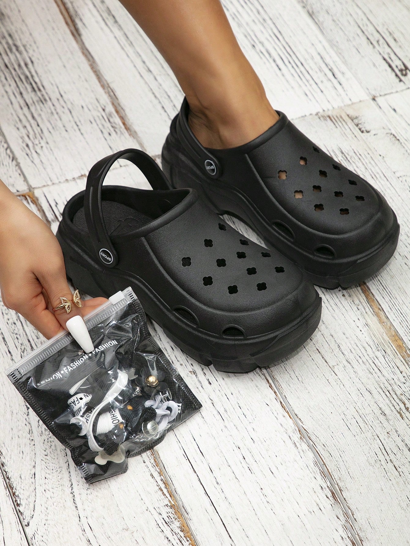 حذاء رملي عالي الكعب للنساء مع شريط ربط الحذاء المزين بجزء سلسلة قابل للإزالة ومشبك ديكوري ودب ألماس كرتوني قابل للتطريز،