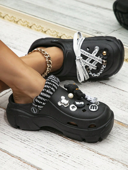 حذاء رملي عالي الكعب للنساء مع شريط ربط الحذاء المزين بجزء سلسلة قابل للإزالة ومشبك ديكوري ودب ألماس كرتوني قابل للتطريز،