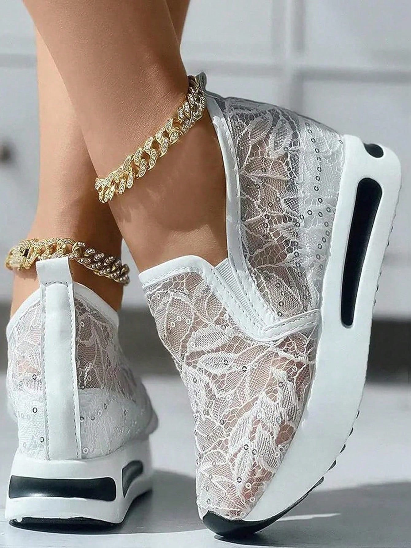 حذاء نسائي عادي بكعب سميك مزين بالدانتيل والزهور واللمعة