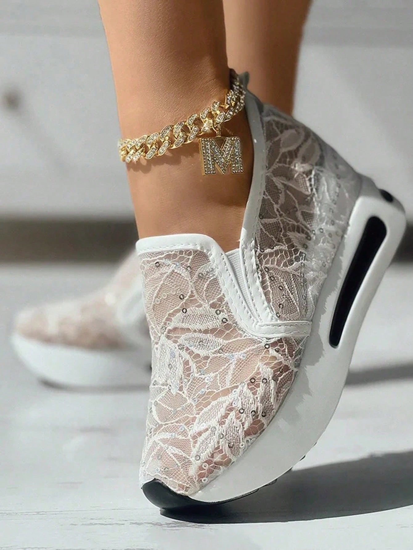 حذاء نسائي عادي بكعب سميك مزين بالدانتيل والزهور واللمعة