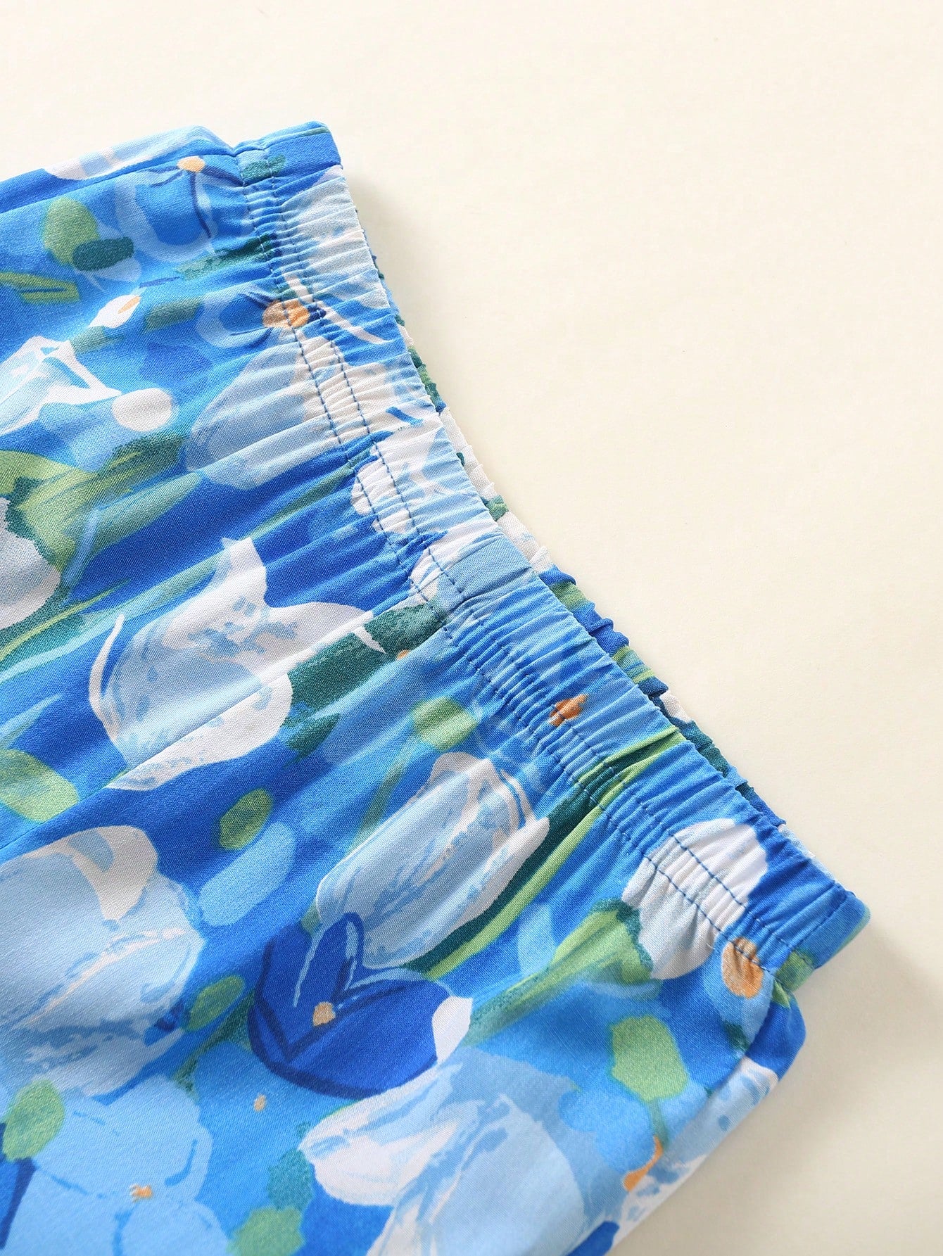 طقم قميص قصير للفتيات الصغيرات بنمط العطلة وسروال مزين بالزهور