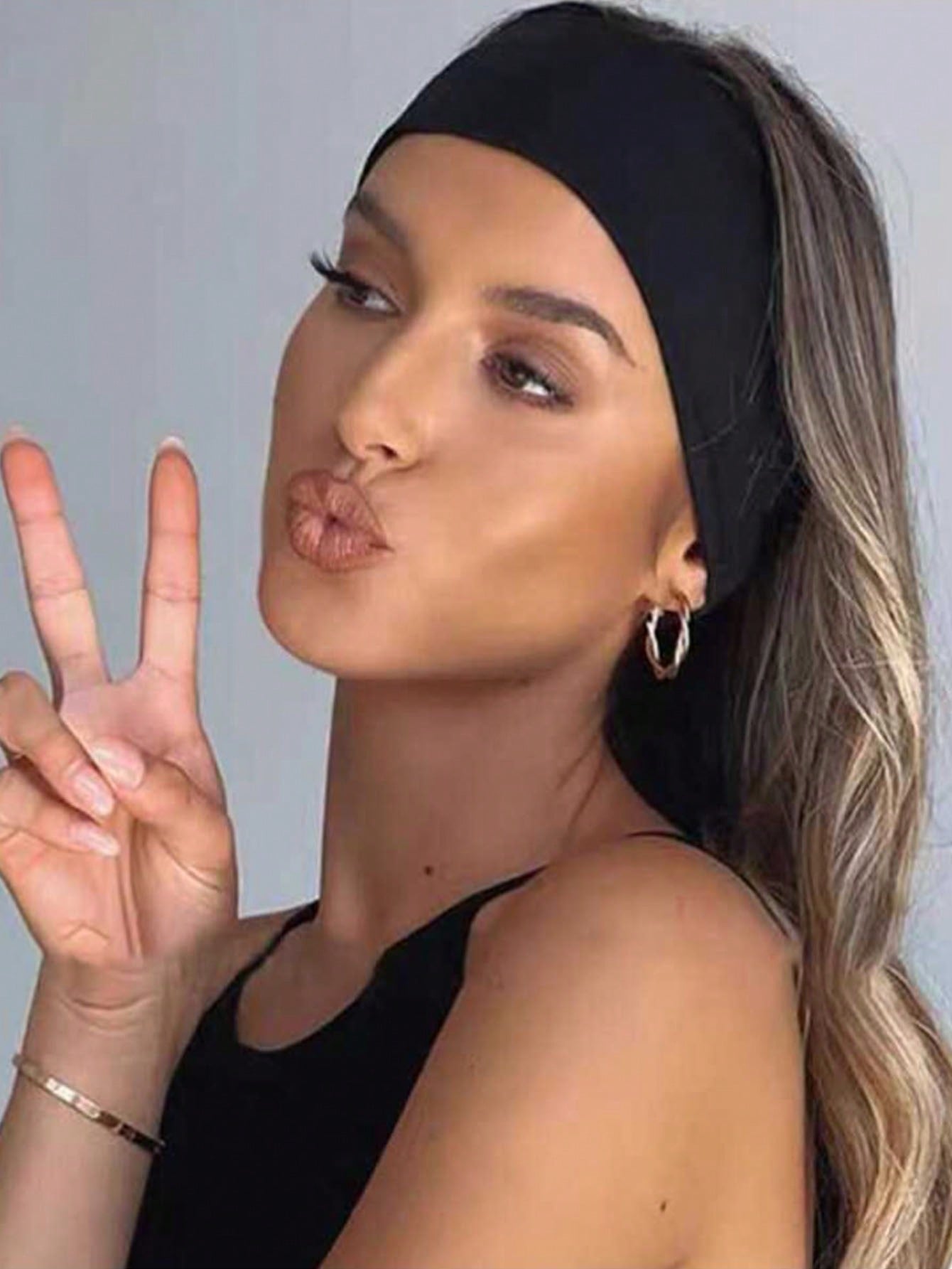 شريط للرأس للرياضة واللياقة البدنية بلون سادة للرجال والنساء . يتميز بملمس مطاطي و يستخدم للجري أو اليوجا