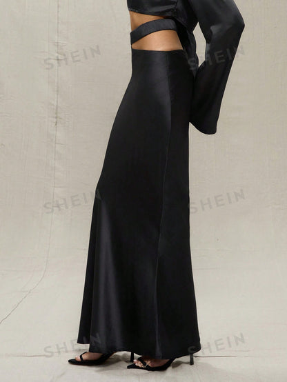 تنورة ساتان طويلة بخصر مفتوح