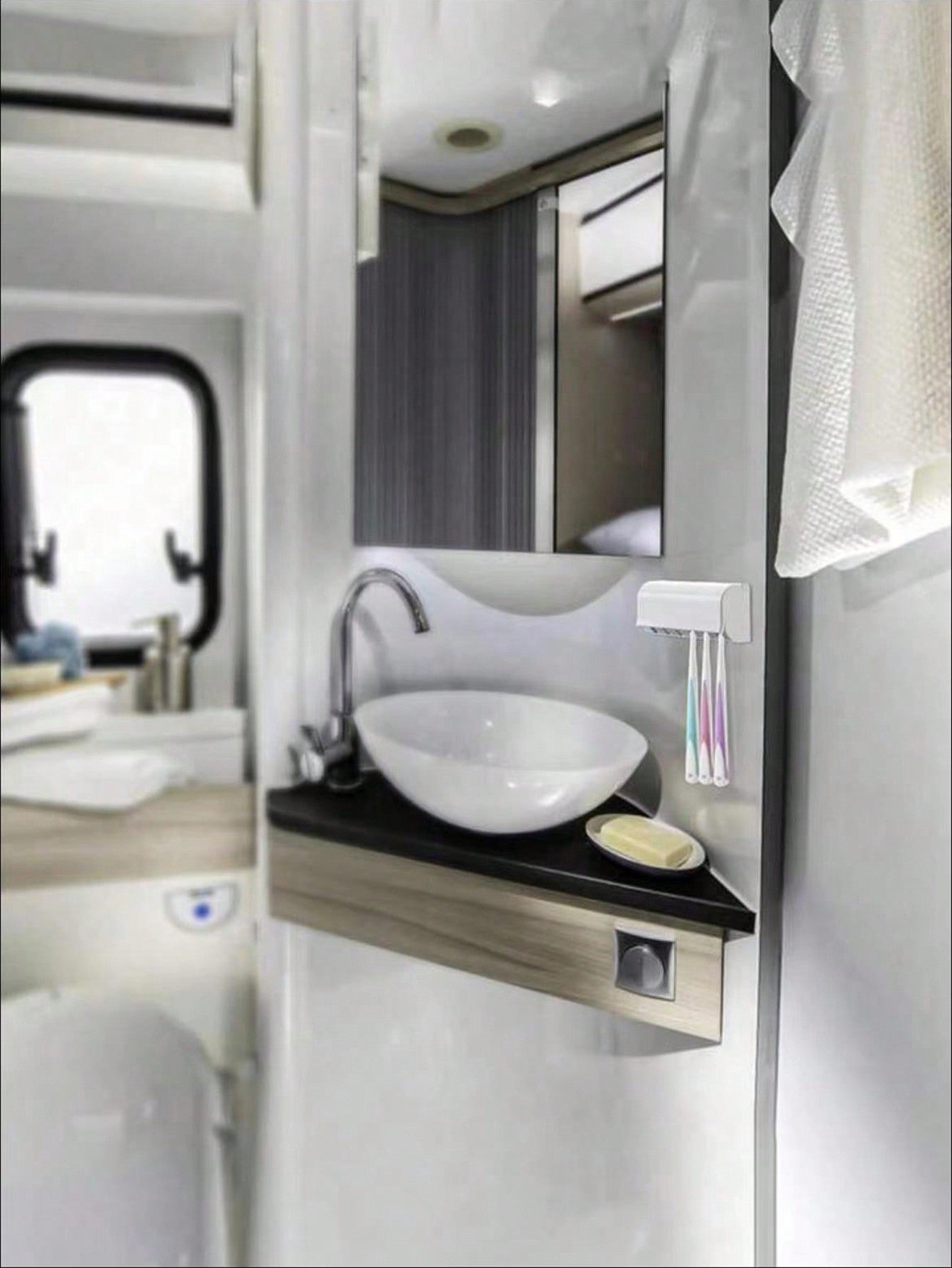 حامل فرشاة أسنان جداري متعدد الوظائف بدون حفر مع منظم لتخزين مستلزمات الحمام وموزع الحنفية