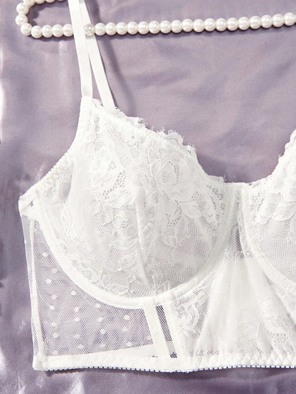 بالإضافة إلى مجموعة الملابس الداخلية حمالة الصدر واللباس الداخلي من الدانتيل الزهري