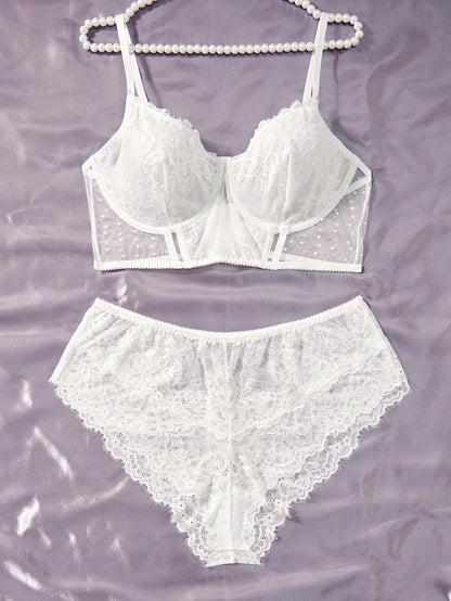 بالإضافة إلى مجموعة الملابس الداخلية حمالة الصدر واللباس الداخلي من الدانتيل الزهري