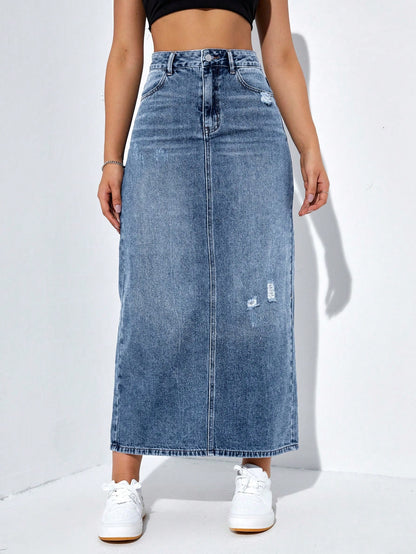 تنورة جينز طويلة بتفاصيل متهالكة وشق في الحاشية