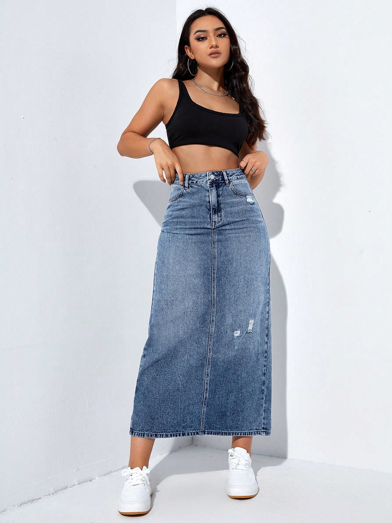 تنورة جينز طويلة بتفاصيل متهالكة وشق في الحاشية