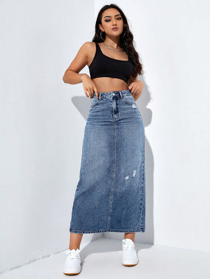 تنورة جينز طويلة بتفاصيل متهالكة وشق في الحاشية
