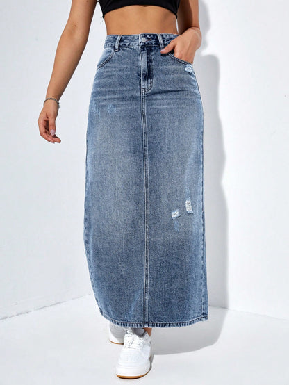 تنورة جينز طويلة بتفاصيل متهالكة وشق في الحاشية