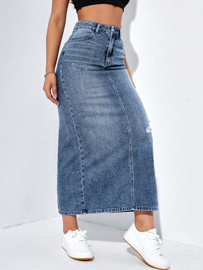 تنورة جينز طويلة بتفاصيل متهالكة وشق في الحاشية