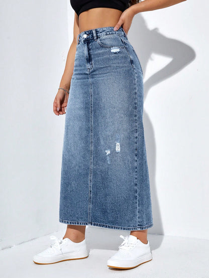 تنورة جينز طويلة بتفاصيل متهالكة وشق في الحاشية