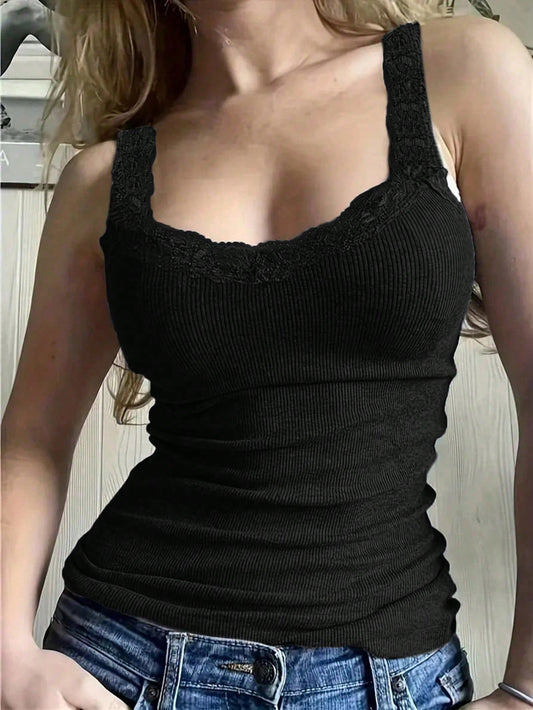 قميص بتنورة ضيقة بحزوز لاصقة من الدانتيل