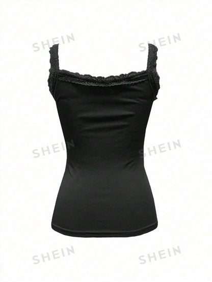 قميص بتنورة ضيقة بحزوز لاصقة من الدانتيل