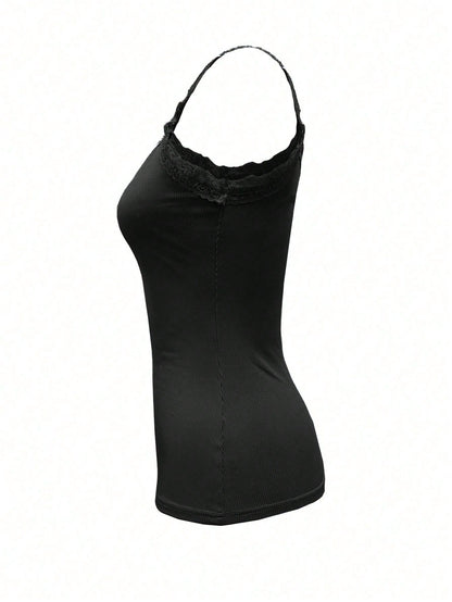 قميص بتنورة ضيقة بحزوز لاصقة من الدانتيل