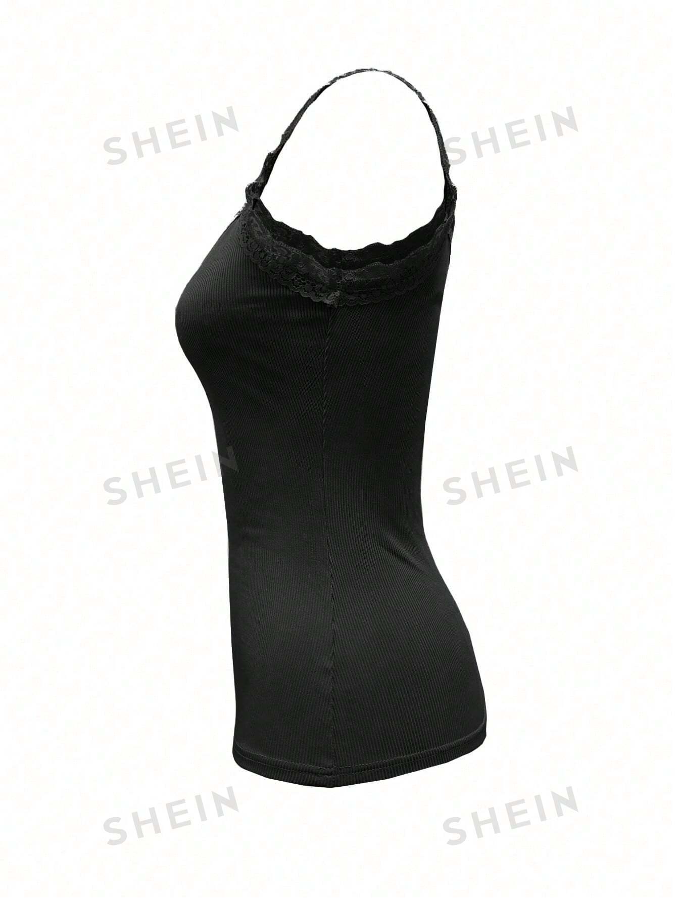 قميص بتنورة ضيقة بحزوز لاصقة من الدانتيل