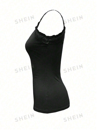 قميص بتنورة ضيقة بحزوز لاصقة من الدانتيل