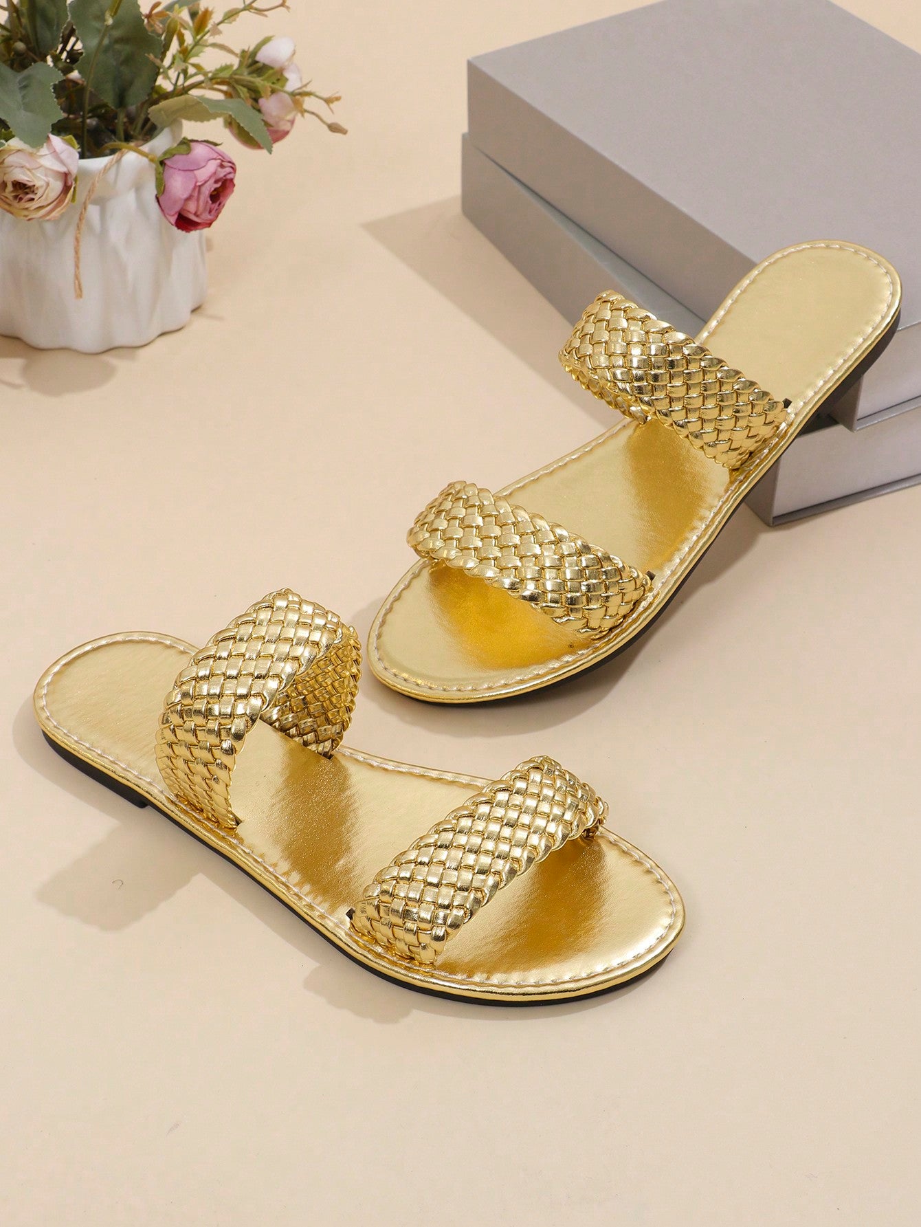 صندل نسائي مسطح محبوك بأصبع دائري جديد بنمط بسيط من الخط الواحد، مناسب للشاطئ