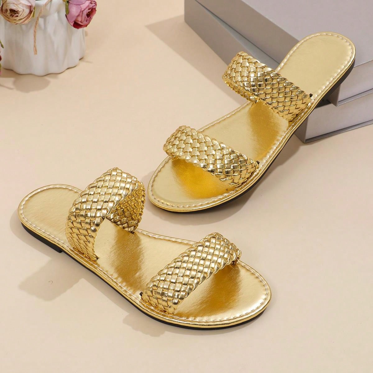 صندل نسائي مسطح محبوك بأصبع دائري جديد بنمط بسيط من الخط الواحد، مناسب للشاطئ