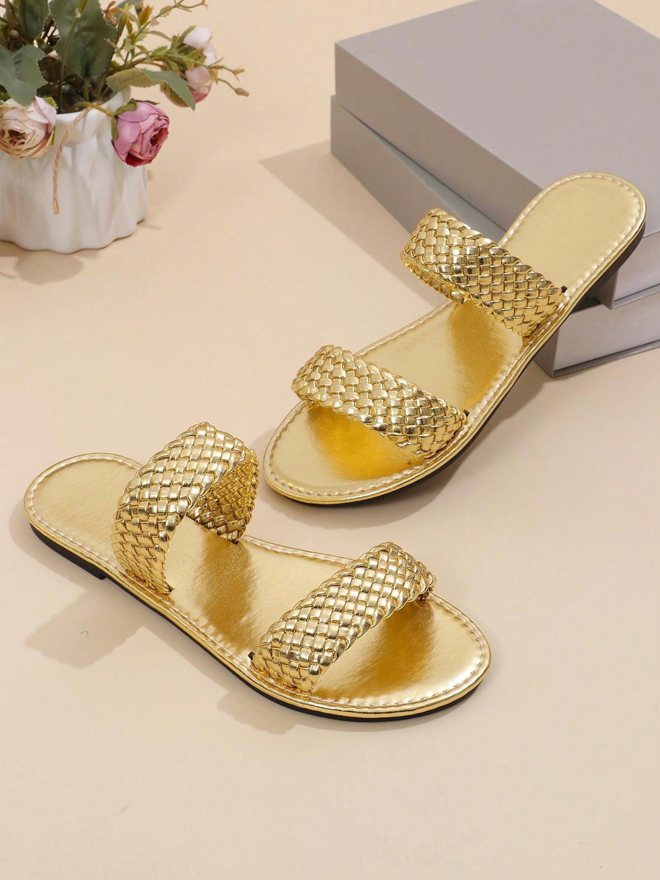 صندل نسائي مسطح محبوك بأصبع دائري جديد بنمط بسيط من الخط الواحد، مناسب للشاطئ