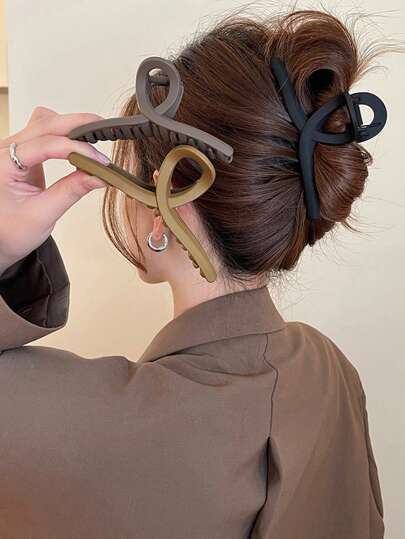 كليب شعر كبير شكل موجة للنساء بلاستيكي خفيف الوزن، أنيق ورشيق باللونين الأسود والبني، موضة متعددة الاستخدامات