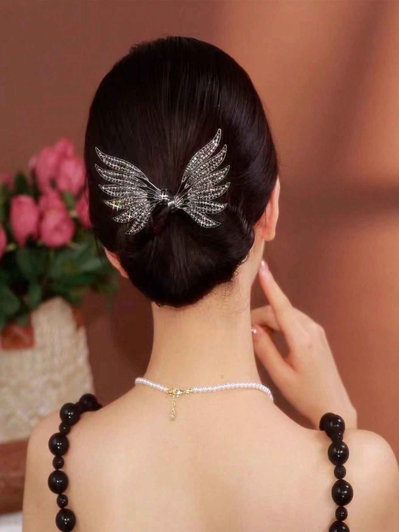 قطعة واحدة من صانعة كعكة الشعر المصنوعة من خليط معدني أسود مع ديكور من حجر الراين، أداة تصفيف كعكة سهلة الملتوية أنيقة