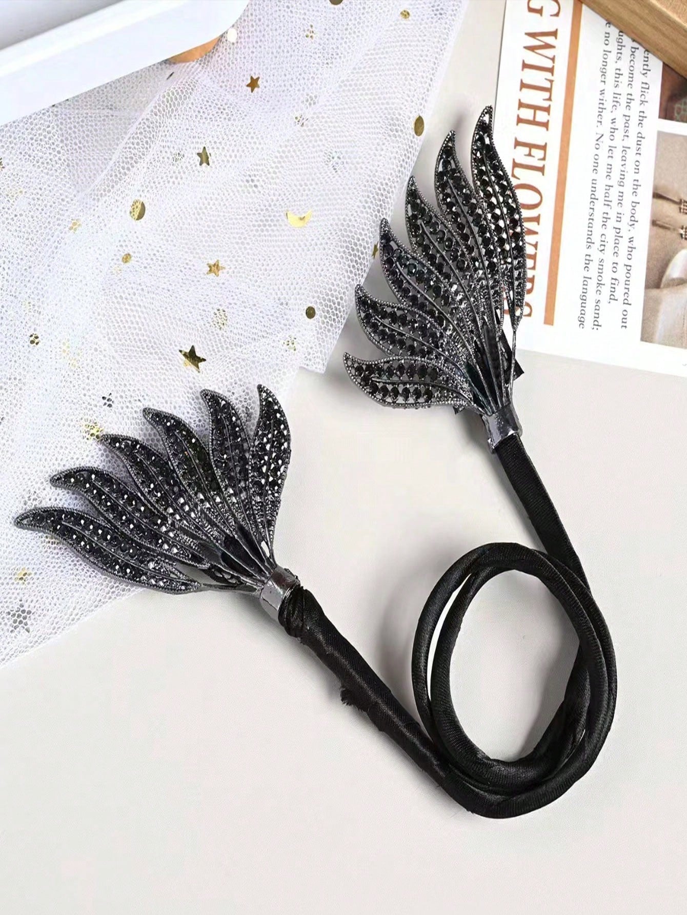 قطعة واحدة من صانعة كعكة الشعر المصنوعة من خليط معدني أسود مع ديكور من حجر الراين، أداة تصفيف كعكة سهلة الملتوية أنيقة