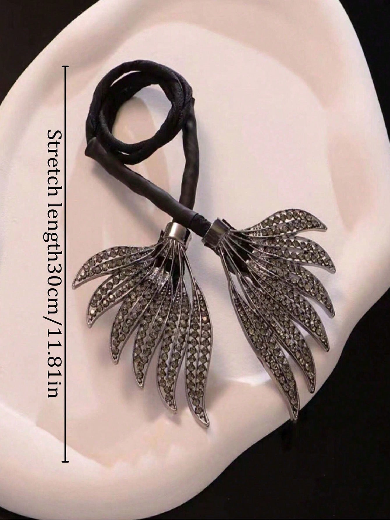 قطعة واحدة من صانعة كعكة الشعر المصنوعة من خليط معدني أسود للسيدات مع ديكور من حجر الراين، تسريحة شعر عاصي ملتوية بطول السماء