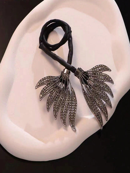 قطعة واحدة من صانعة كعكة الشعر المصنوعة من خليط معدني أسود مع ديكور من حجر الراين، أداة تصفيف كعكة سهلة الملتوية أنيقة