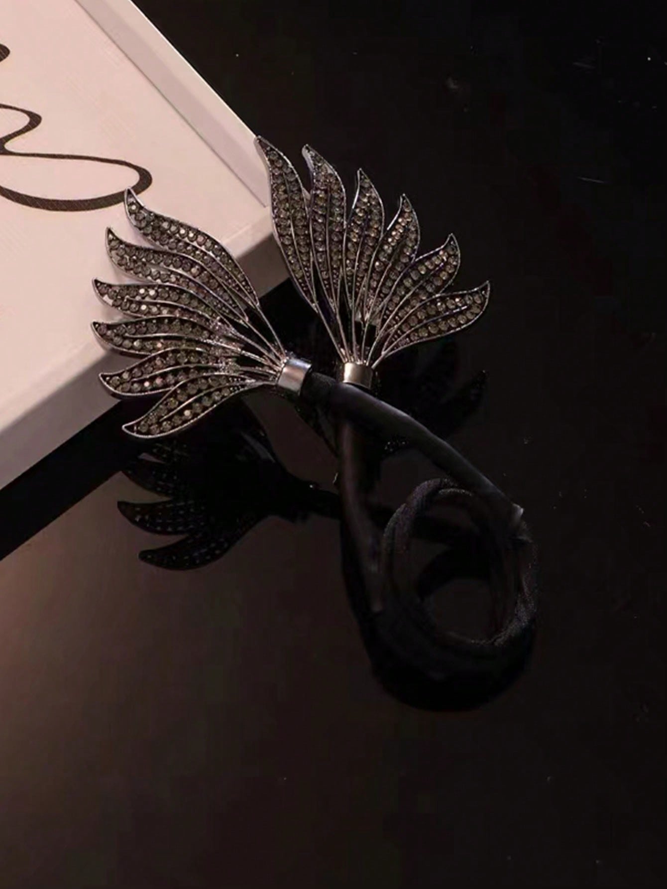 قطعة واحدة من صانعة كعكة الشعر المصنوعة من خليط معدني أسود مع ديكور من حجر الراين، أداة تصفيف كعكة سهلة الملتوية أنيقة