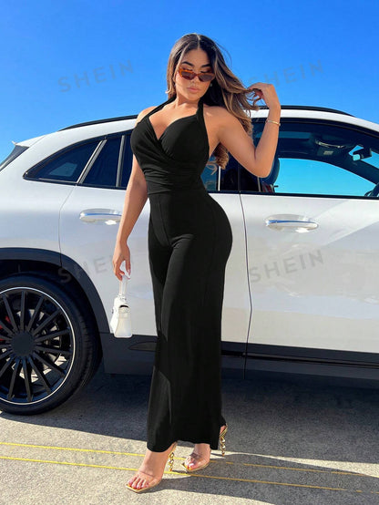 بذلة نسائية ، سهلة من اللون الصلب مع حمالة رقبة