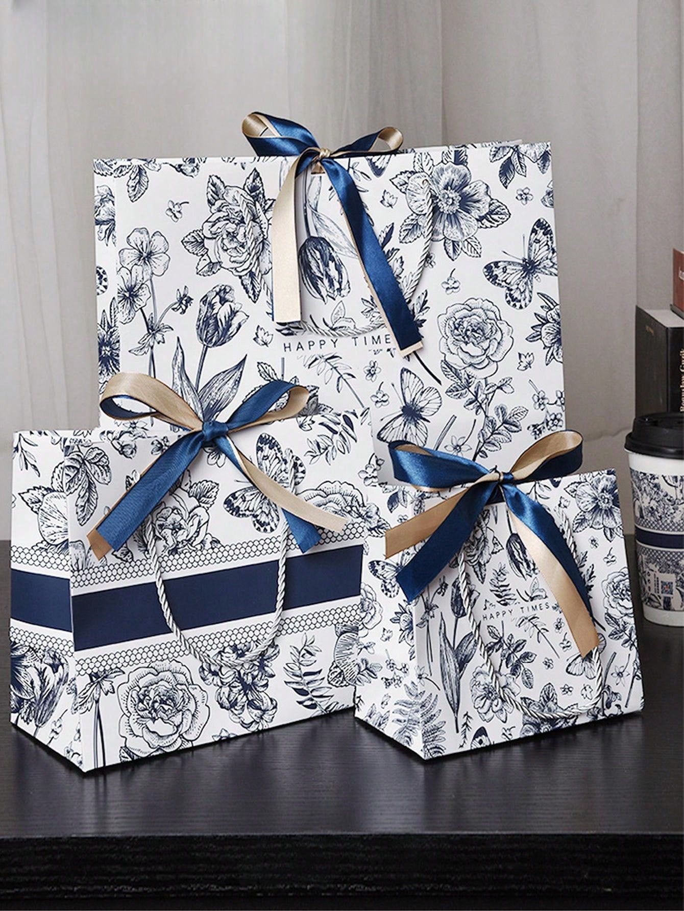 حقيبة هدايا ورقية مزخرفة بزهر الأسلوب