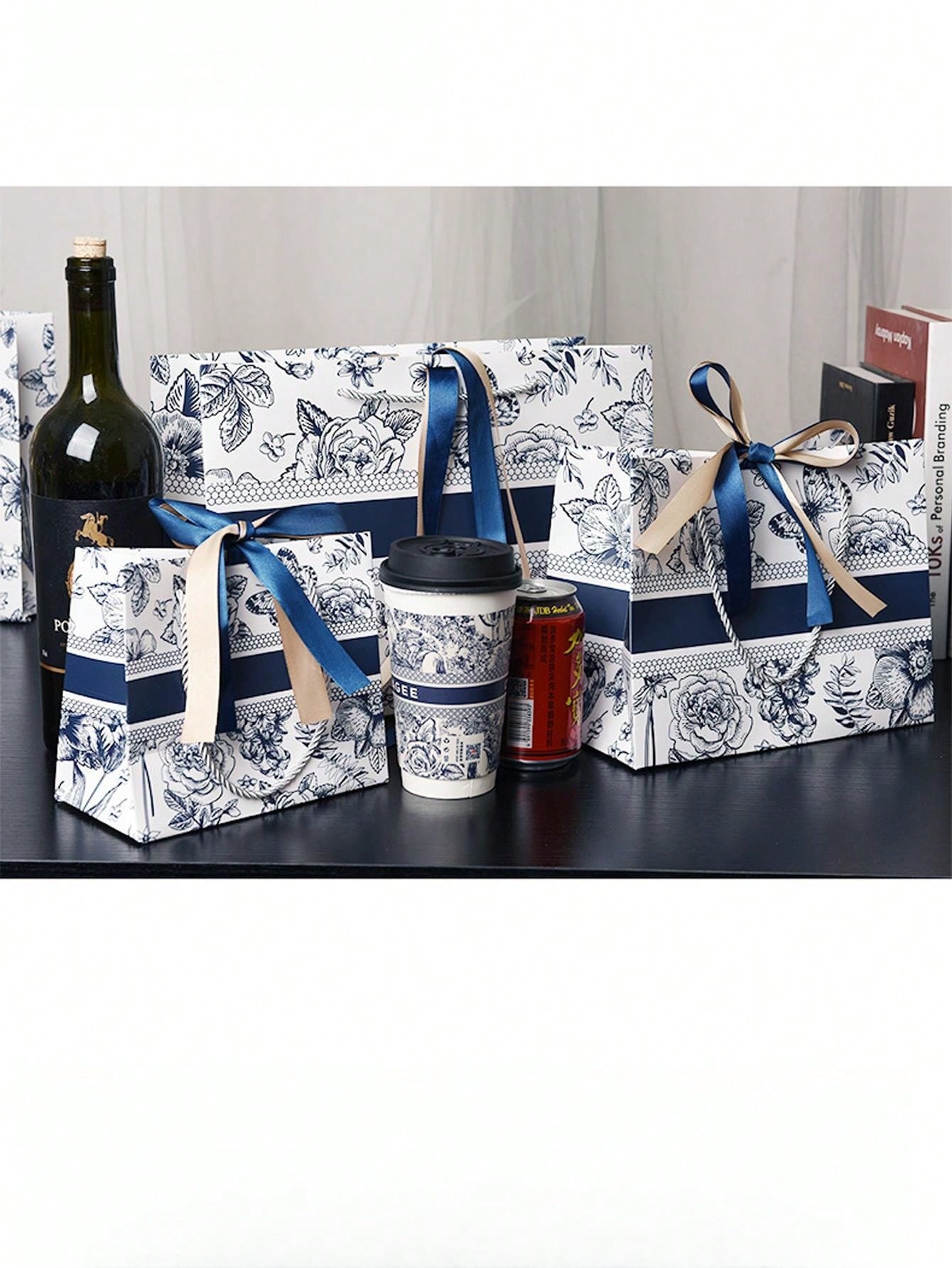 حقيبة هدايا ورقية مزخرفة بزهر الأسلوب