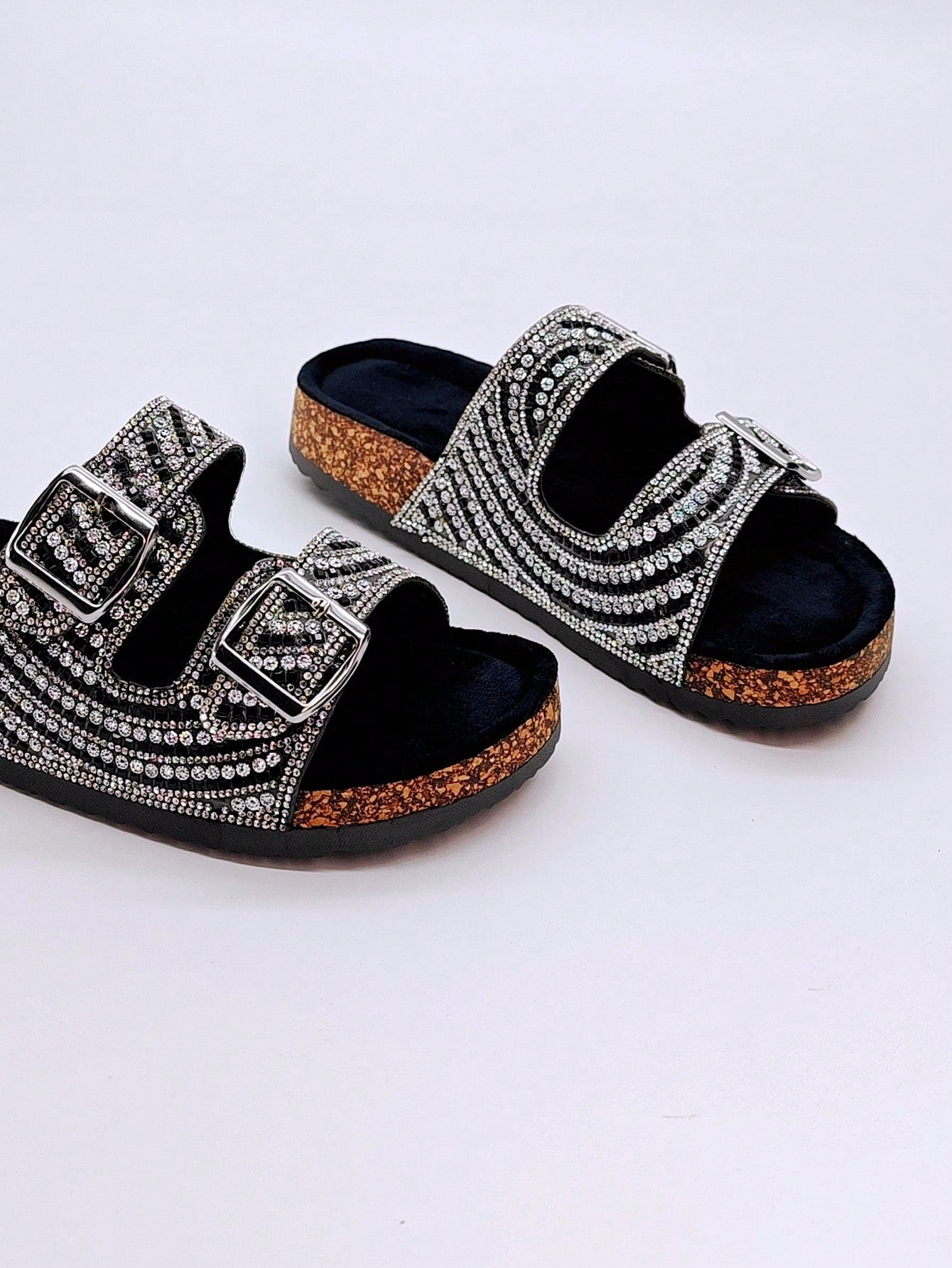 صنادل شريحة نسائية ذات كعب وردي منتفخ مطلي بالبلور الأسود الزجاجي واللمعان، للاستخدام على الشاطئ