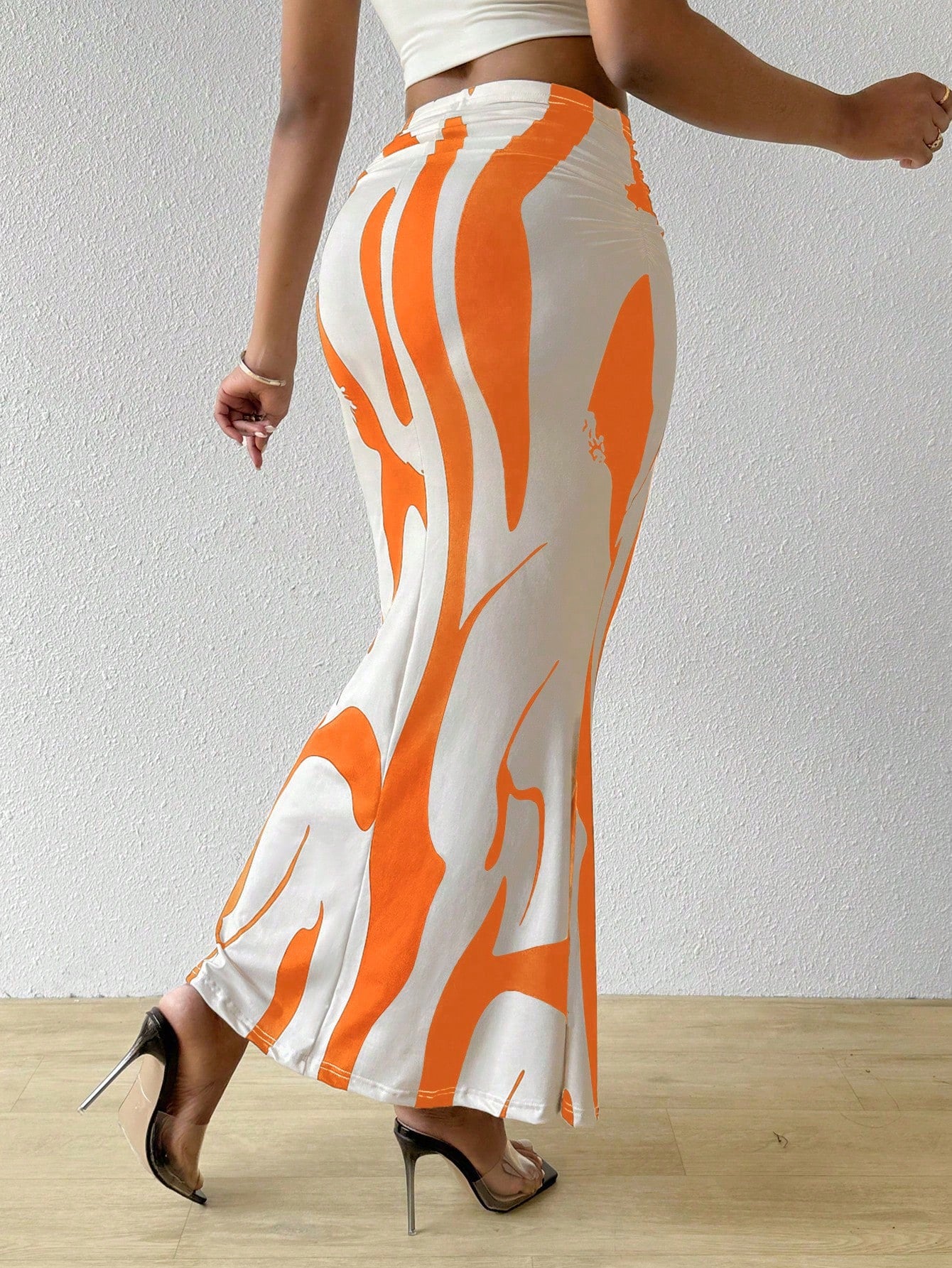 تنورة طويلة غير متماثلة مطبوعة بنمط هندسي للسيدات