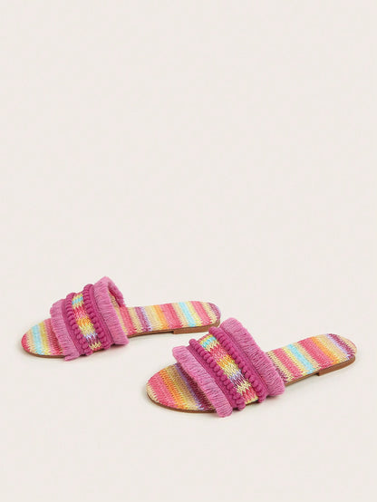 صنادل نسائية مسطحة بوهيميا بديكور أساور إبريق وكسرات بألوان متعددة من القش المنسوج