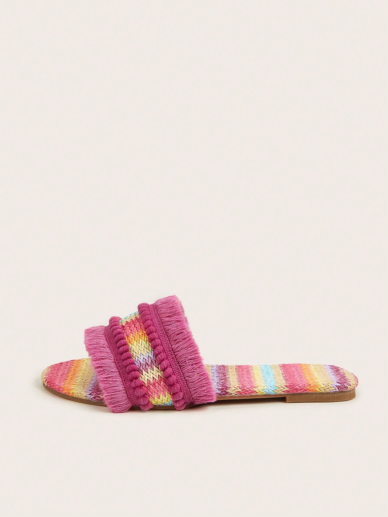 صنادل نسائية مسطحة بوهيميا بديكور أساور إبريق وكسرات بألوان متعددة من القش المنسوج