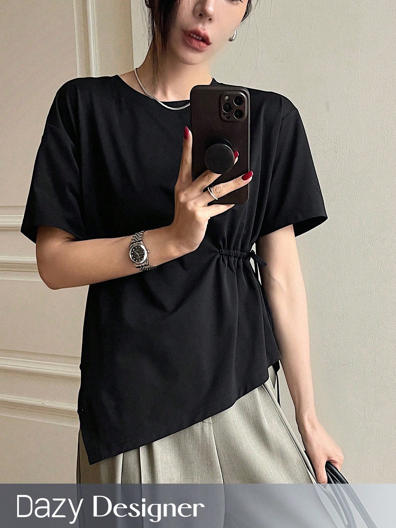 قميص صيفي نسائي برقبة دائرية و تفاصيل ربط جانبية بلون سادة