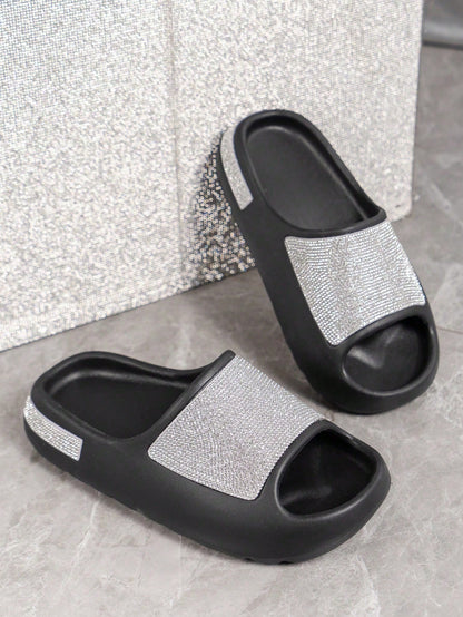صندل بلاستيكي نسائي واسع القدم مرصع بنقوش ماسية مائية و نعل سميك للارتداء اليومي و الحفلات و الحمامات و الشواطئ داخل و خارج المنزل